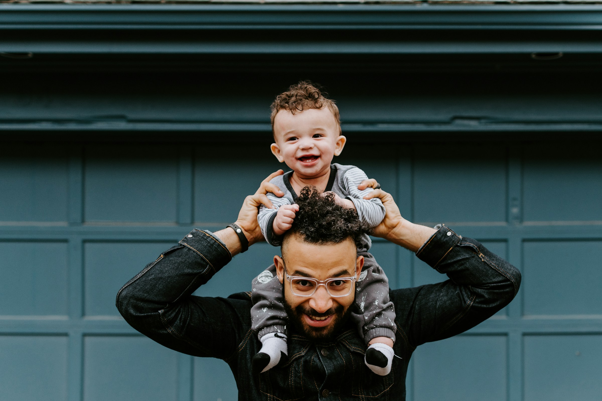 Man carrying a toddler on his shoulders | Source: Unsplash