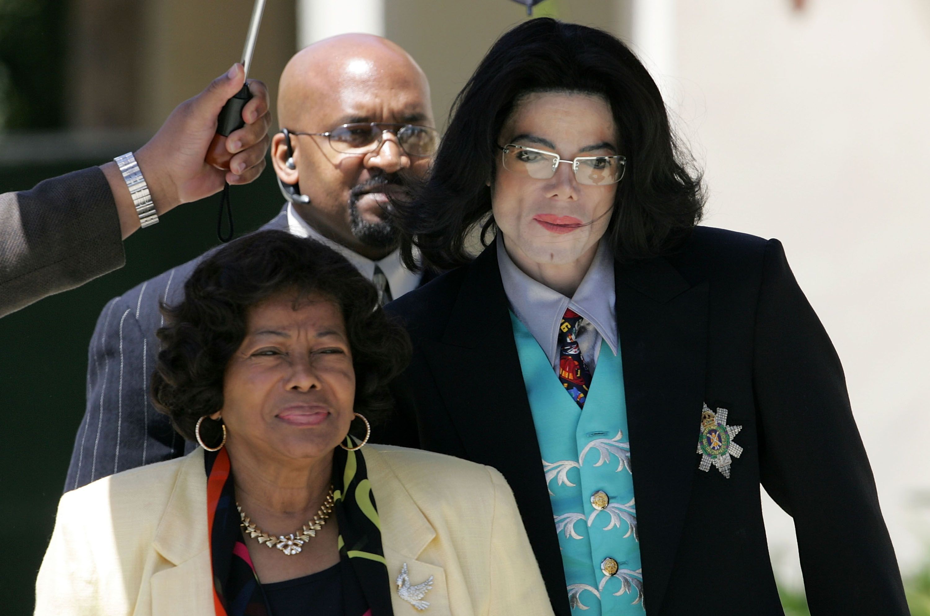 Michael Jackson at the Santa Barbara County Courthouse with his mother Katherine Jackson for the proceedings in his child molestation trial in 2005 | Source: Getty Images 