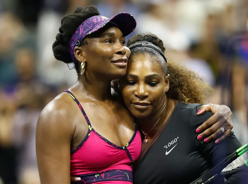 Venus Williams and sister Serena, her opponent, during their match at the 2018 US Open on August 31, 2018. | Photo: Getty Images