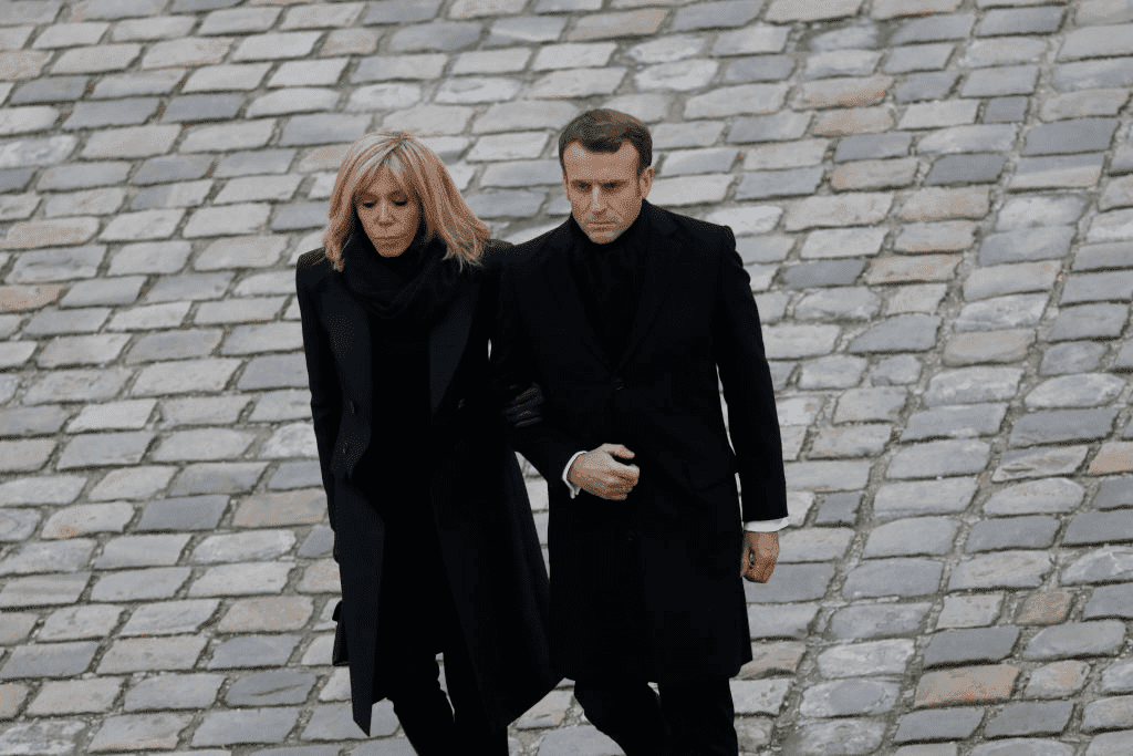 PARIS, FRANCE - 02 DECEMBRE : Le Président français Emmanuel Macron et son épouse Brigitte Macron partent après une cérémonie nationale d'hommage aux soldats français tués au Mali à l'Hôtel National des Invalides, le 2 décembre 2019 à Paris, France. | Photo : Getty Images