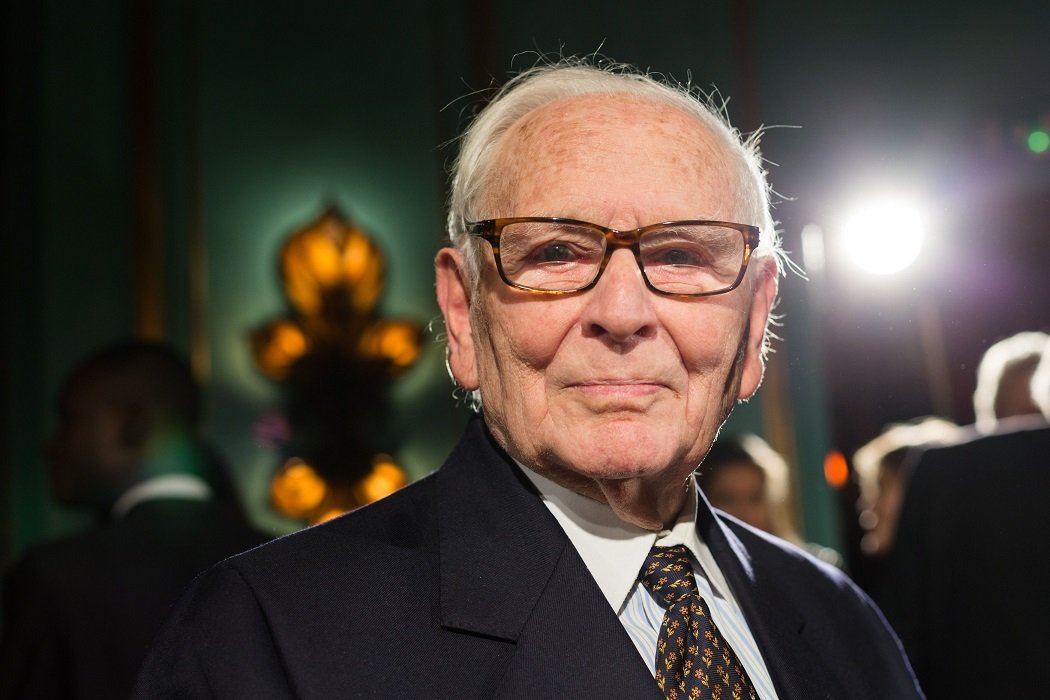 Le designer Pierre Cardin pose lors du lancement de la nouvelle collection de haute couture Pierre Cardin Paris chez Maxim's le 26 novembre 2013 à Paris, France. | Photo : Getty Images