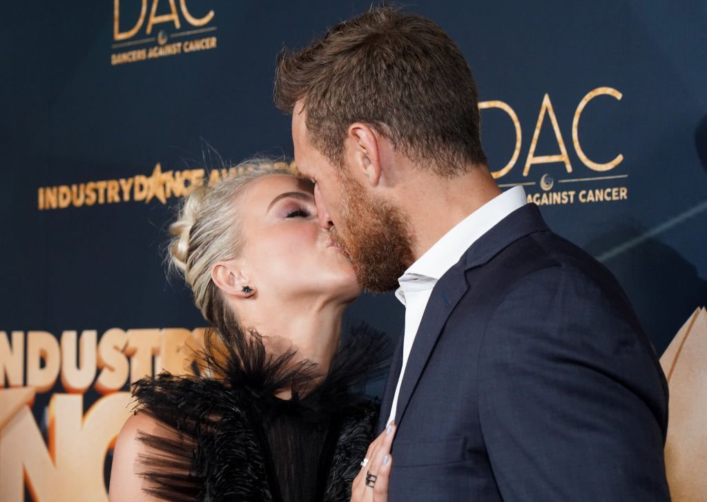Julianne Hough and her husband Brooks Laich kiss on the red carpet at the Industry Dance Awards at Avalon Hollywood, on August 14, 2019, in Los Angeles, California | Source: Getty Images 