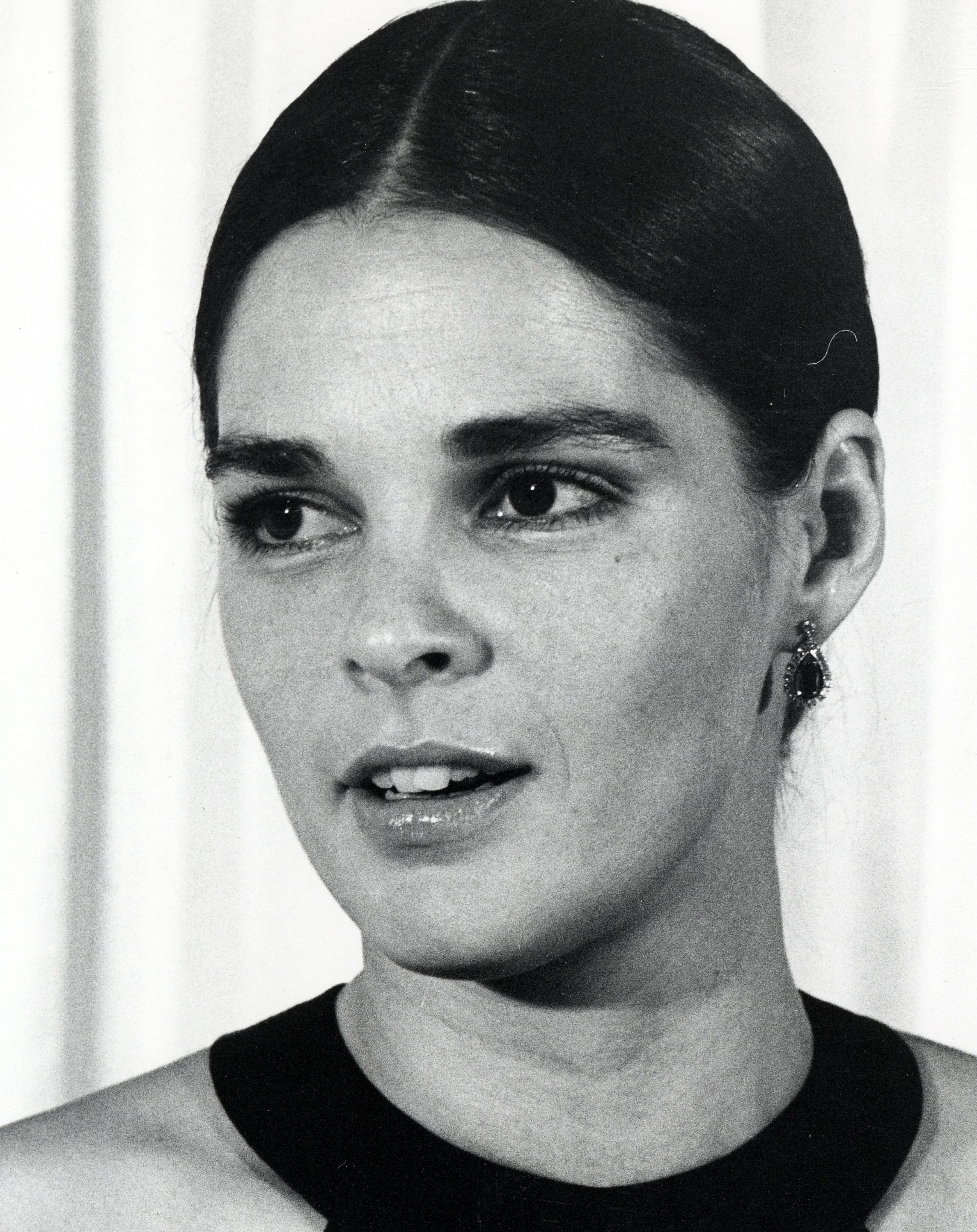 Ali MacGraw with her hair tied in a bun during the 28th Annual Golden Globe Awards. / Source: Getty Images