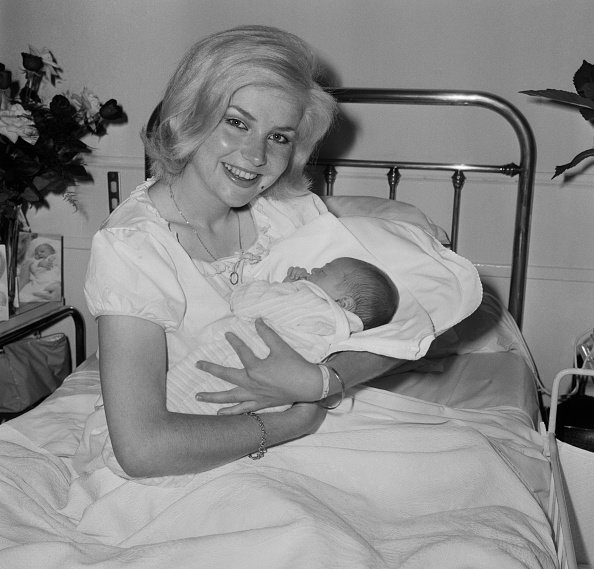 Michèle Torr présentant son petit bébé Romain le 19 juin 1967. |Photo : Getty Images
