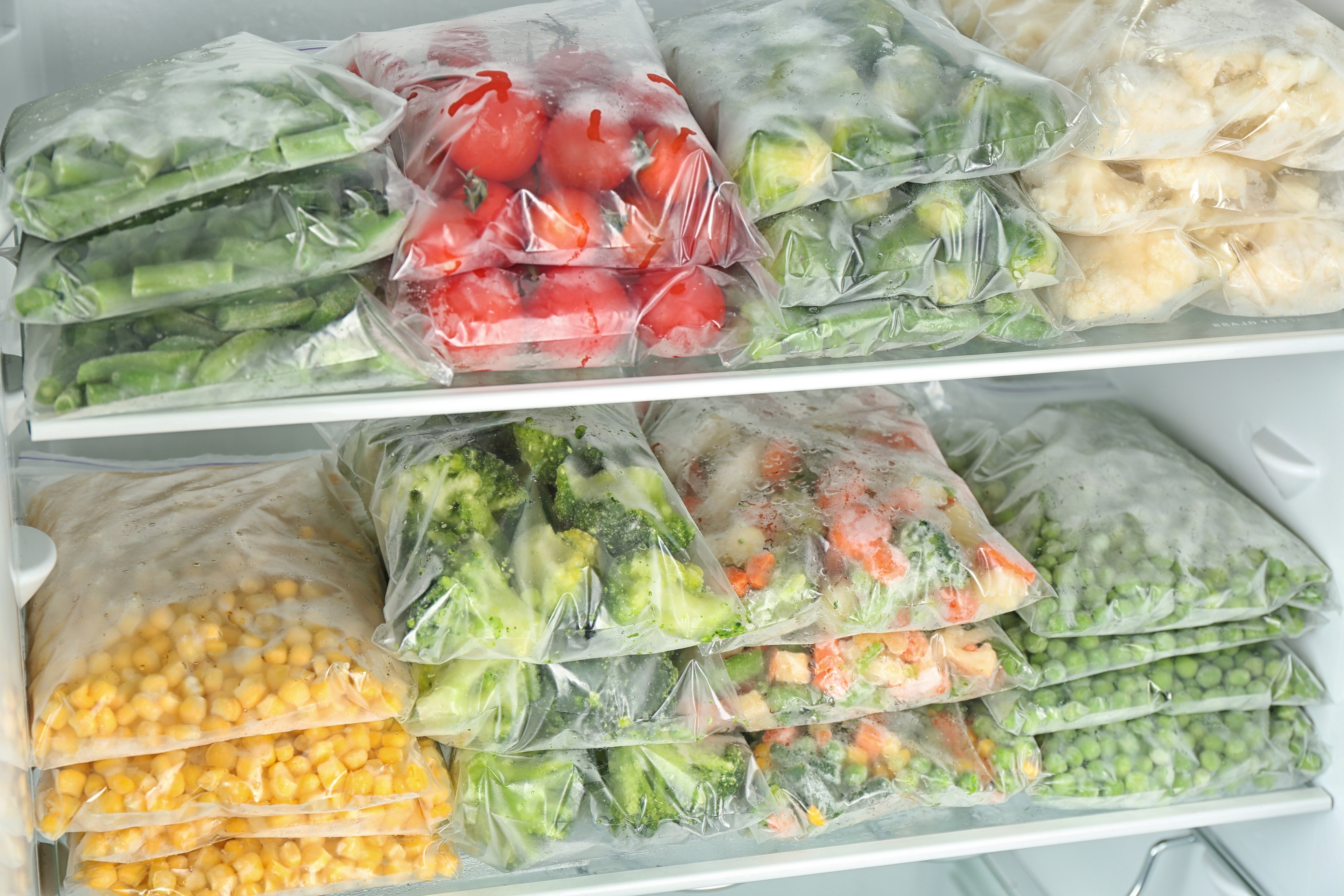 Nourriture congelée dans le réfrigérateur. | Photo : Shutterstock