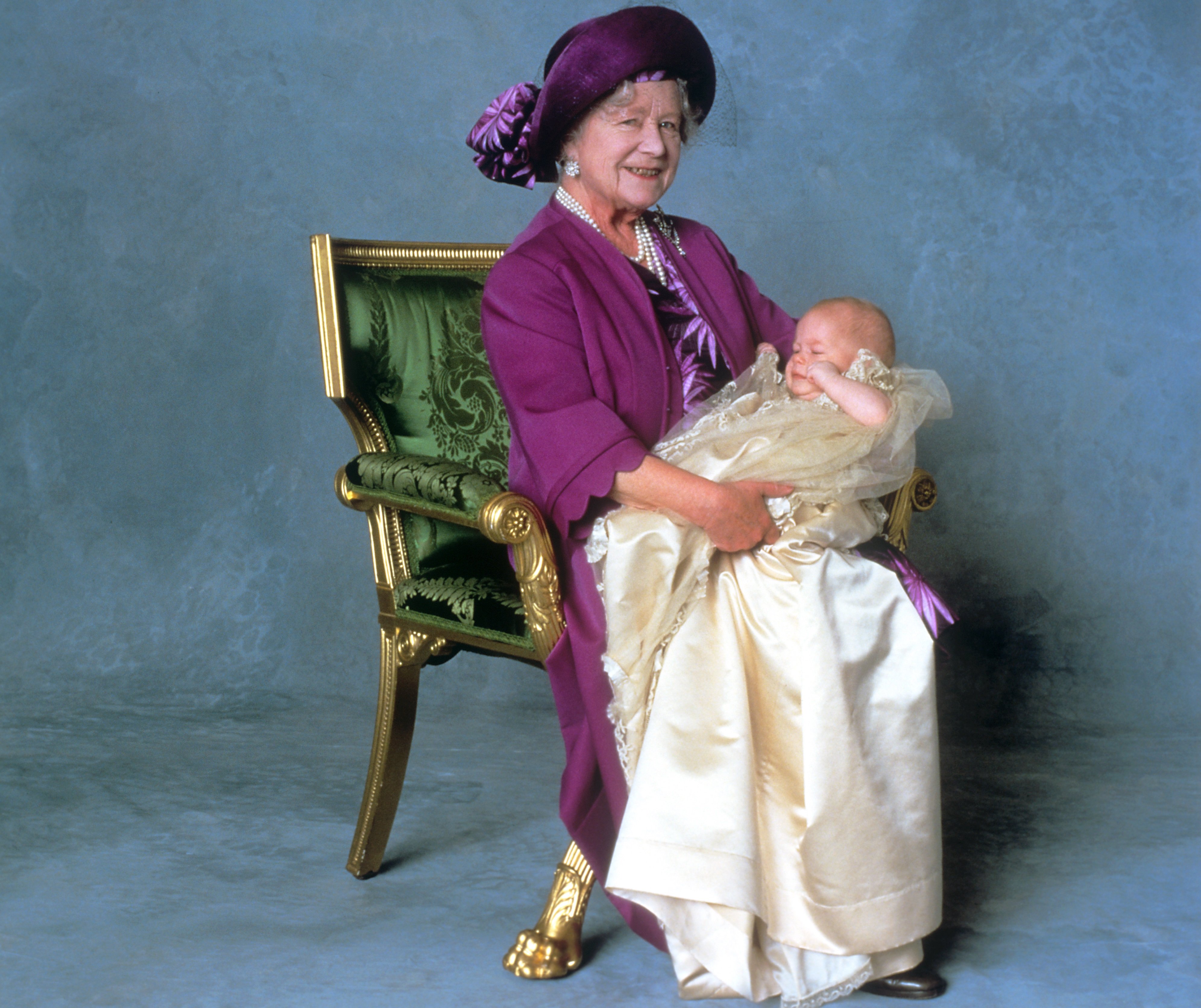 Reina Madre Elizabeth sostiene a su bisnieto, el Príncipe Henry de Gales, tras su bautizo en Londres en 1984. | Foto: Getty Images