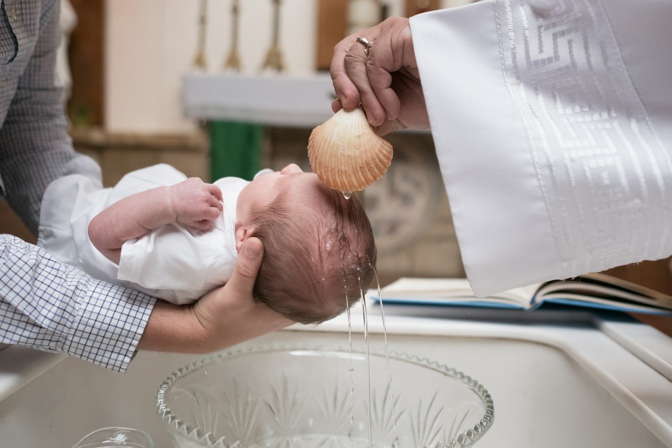 Un bébé se faisant baptiser. l Source : Unsplash