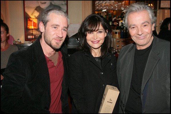 Pierre Arditi avec son fils Frédéric et Evelyne Bouix à la transmission télévisée de la production scénique de Faisons Un Reve de Sacha Guitry au Théâtre Edouard Vii. | Photo : Getty Images Pierre Arditi avec son fils Frédéric et Evelyne Bouix à la transmission télévisée de la production scénique de Faisons Un Reve de Sacha Guitry au Théâtre Edouard Vii. | Photo : Getty Images