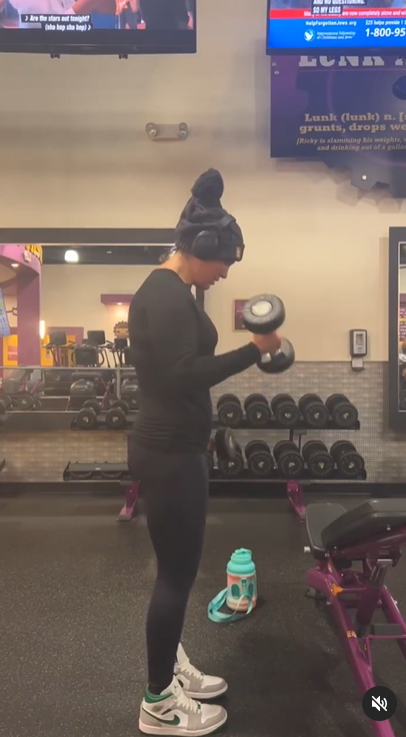 Allie Colleen Brooks lifts dumbbells during a gym session, posted in December 2022 | Source: Instagram/alliecolleenmusic