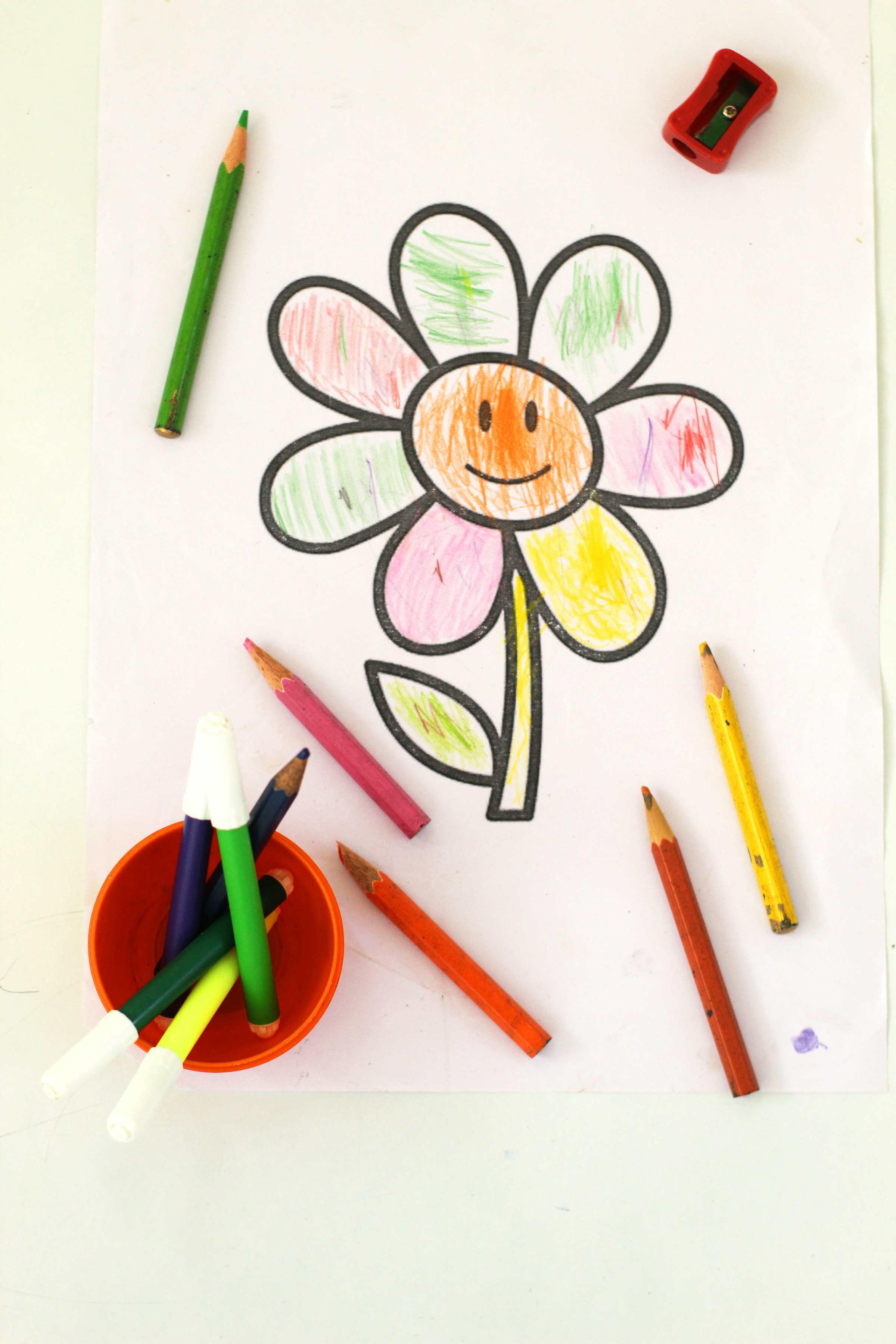 A child's drawing of a flower with crayons | Source: Unsplash