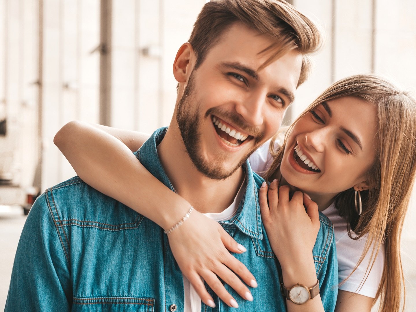 Pareja feliz y sonriente || Fuente: Shutterstock Pareja feliz y sonriente || Fuente: Shutterstock