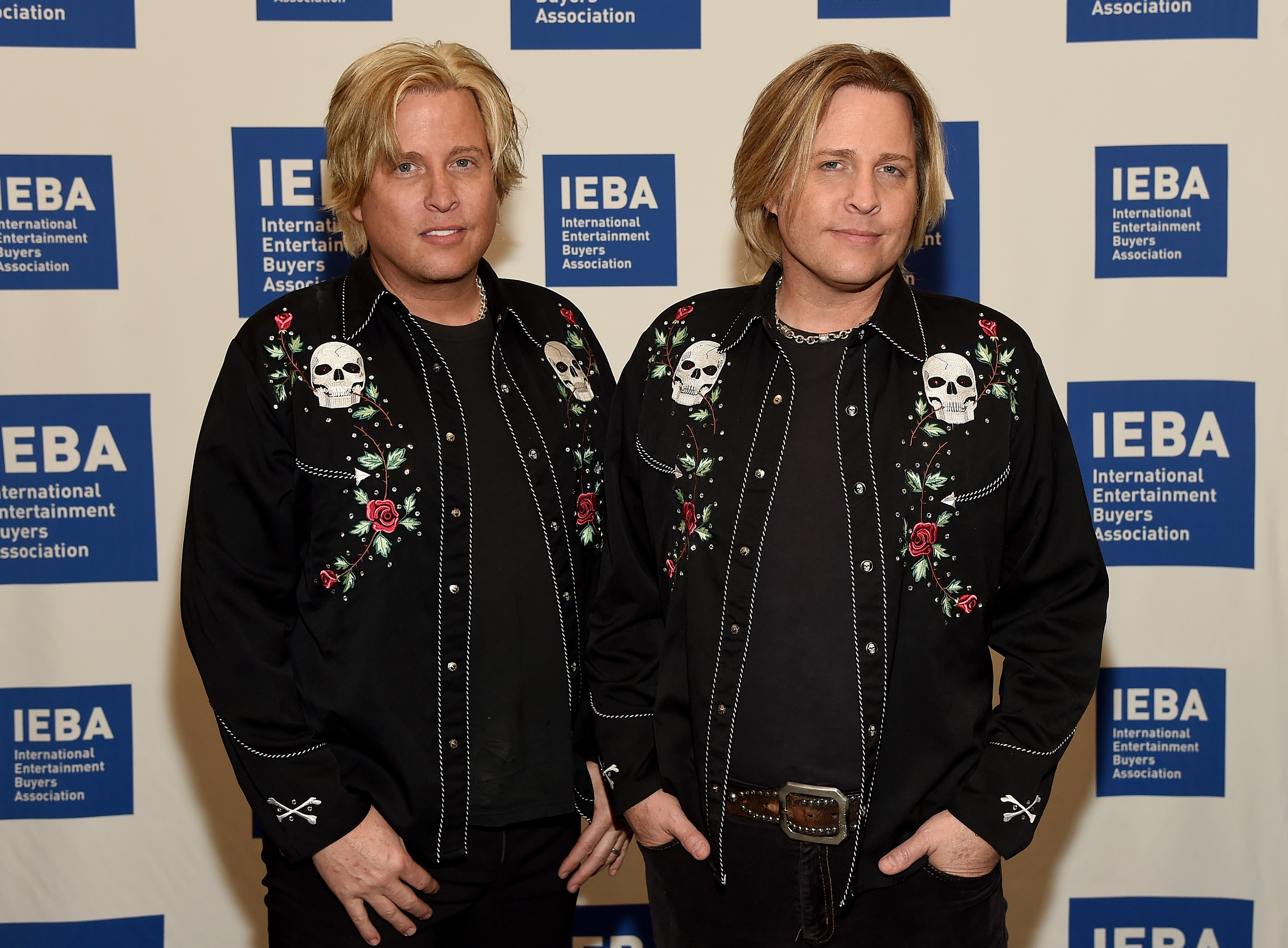 Gunnar Nelson and Matthew Nelson pose backstage during the Paradise Artists Party at the IEBA 2015 Conference - Day 3 on October 13, 2015 in Nashville, Tennessee | Source: Getty Images