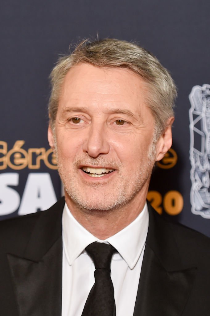 Antoine De Caunes arrive à la cérémonie des Cesar Film Awards 2020 à la salle Pleyel à Paris le 28 février 2020 à Paris, France. | Photo : Getty Images Antoine De Caunes arrive à la cérémonie des Cesar Film Awards 2020 à la salle Pleyel à Paris le 28 février 2020 à Paris, France. | Photo : Getty Images