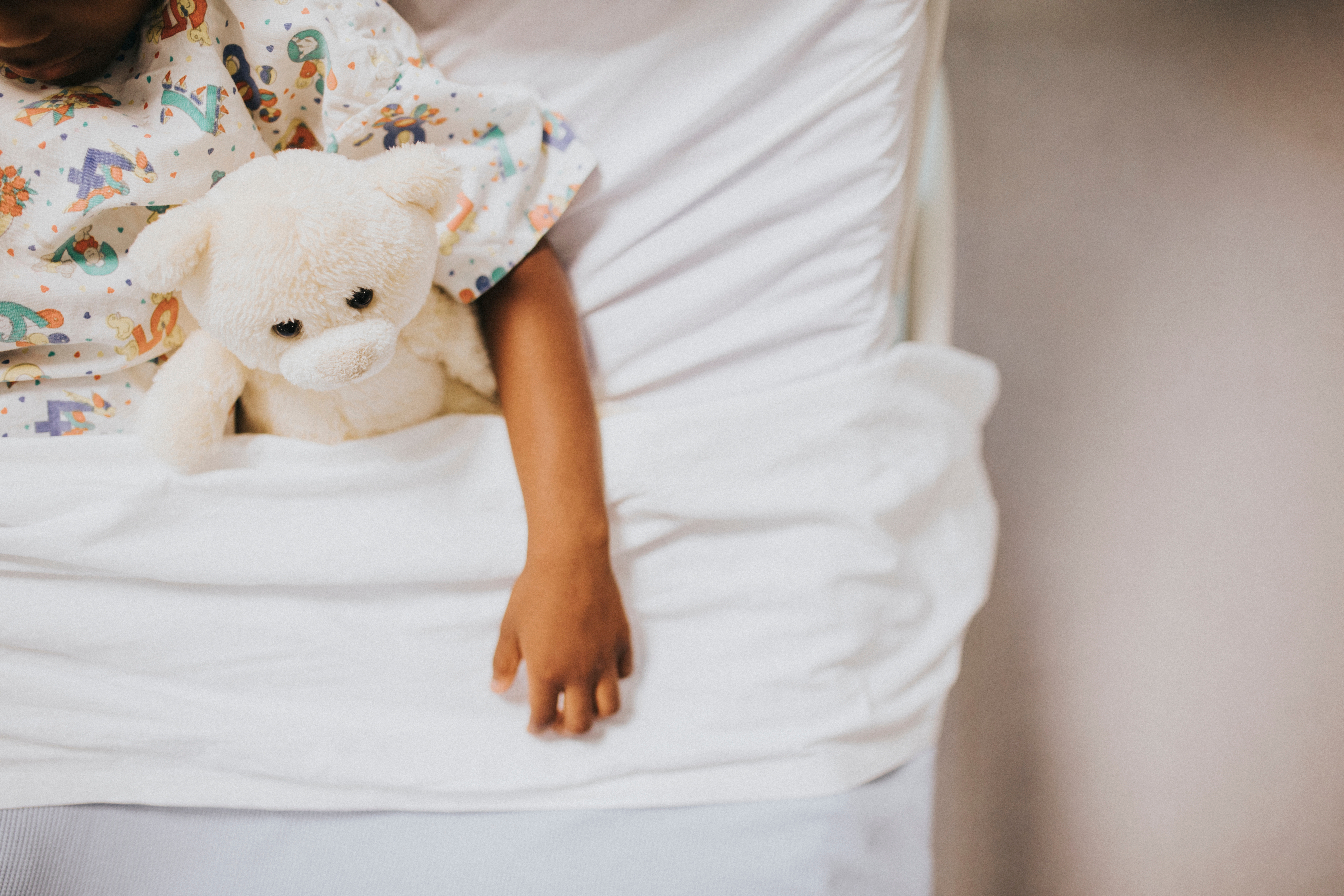 Little girl sleeping in a hospital bed | Source: Shutterstock