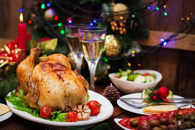 Pavo relleno servido en una mesa navideña. │Foto: Freepik