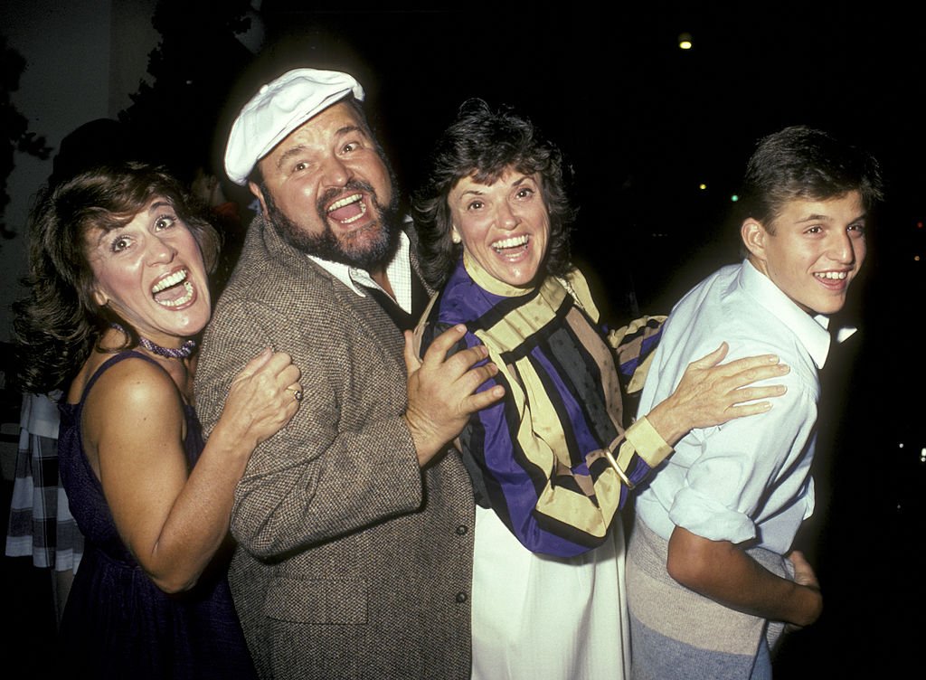 Ruth Buzzi, Dom DeLuise, wife Carol DeLuise and son Peter DeLuise on August 24, 1983 at the Hard Rock Cafe | Photo: Getty Images
