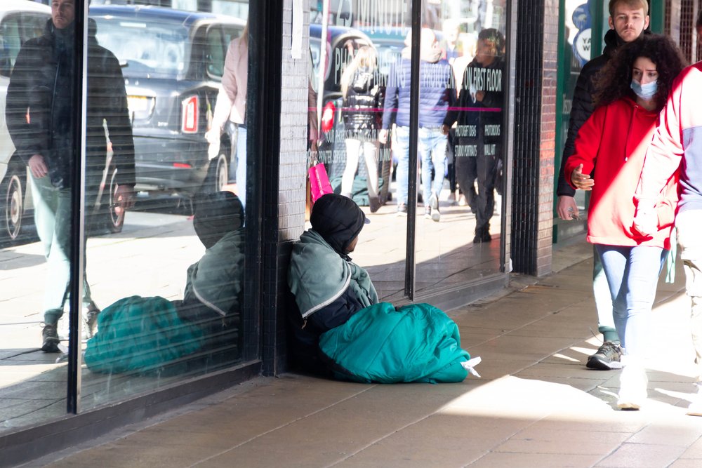 Persona en la calle pidiendo ayuda. | Foto: Shuttersotck.