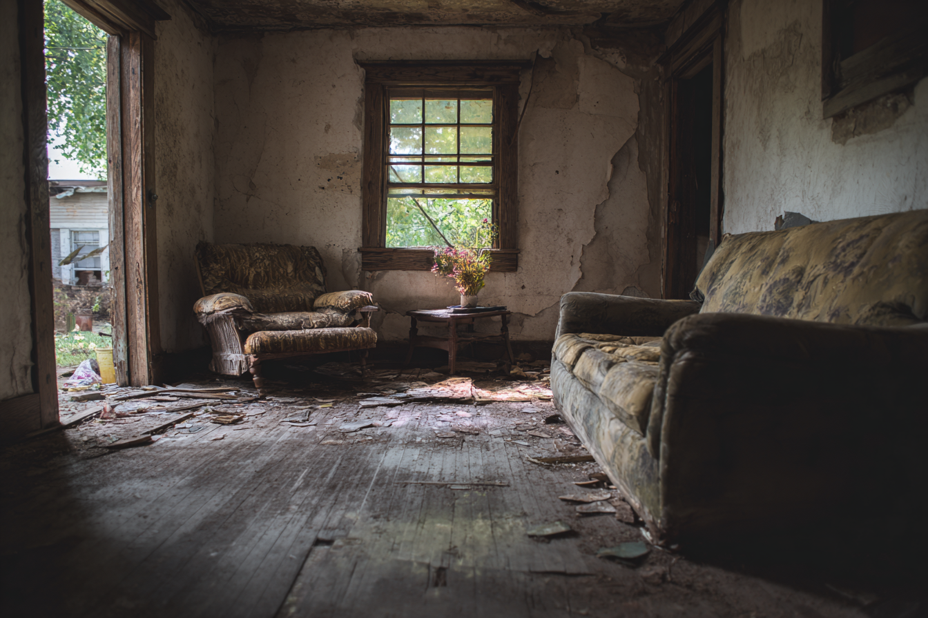 An abandoned house | Source: Midjourney