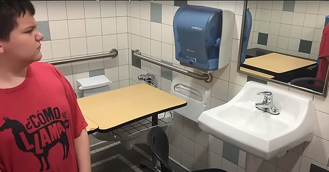 Niño autista ve su escritorio en el baño. | Foto: YouTube/FOX 13 Seattle