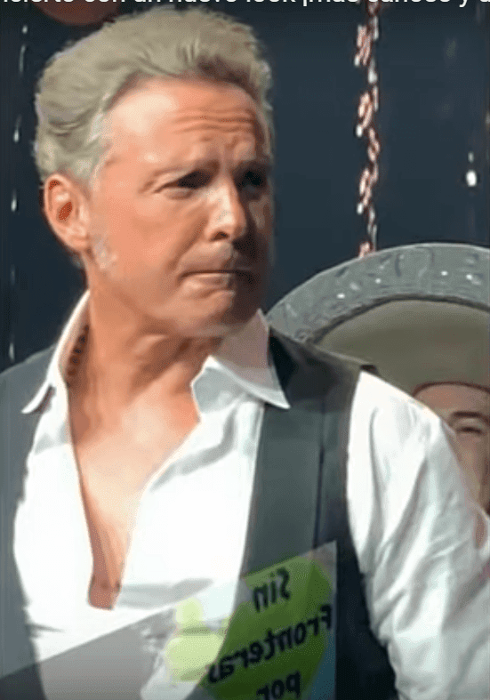 Luis Miguel luciendo su cabellera gris durante un concierto en el hotel el Coliseo del hotel Caesars Palace. | Foto: YouTube / APRENDE GRATIS RD