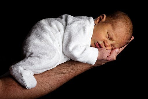 Bébé dans le bras d'un homme. | Pixabay
