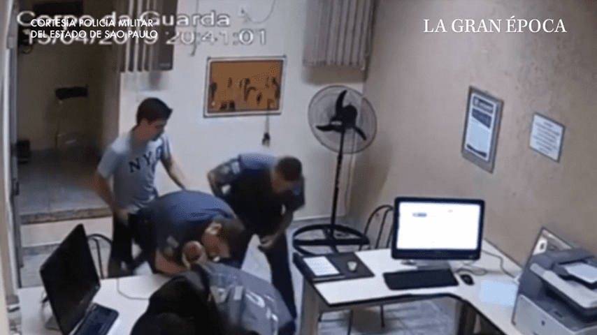 Policías reanimando al bebé / Imagen tomada de: YouTube / La gran epoca