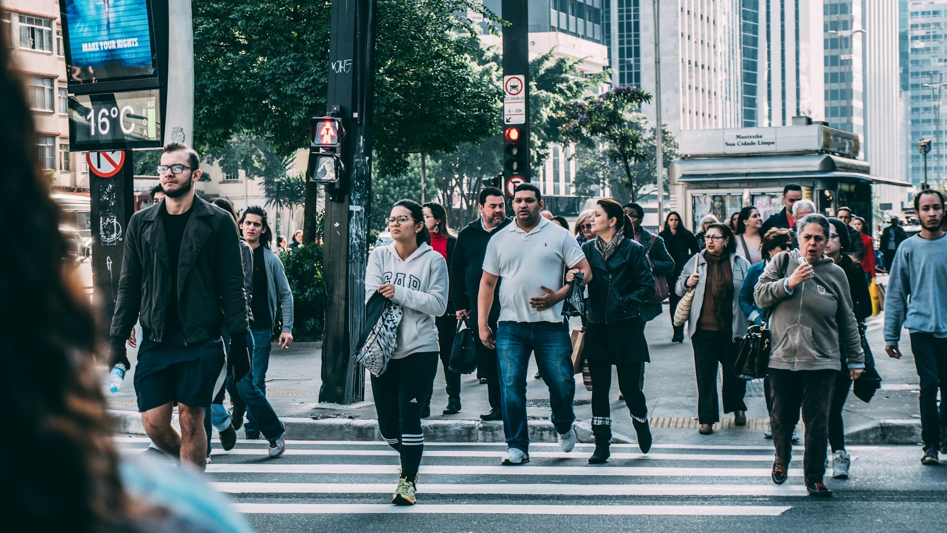 People crossing a city street | Source: Pexels