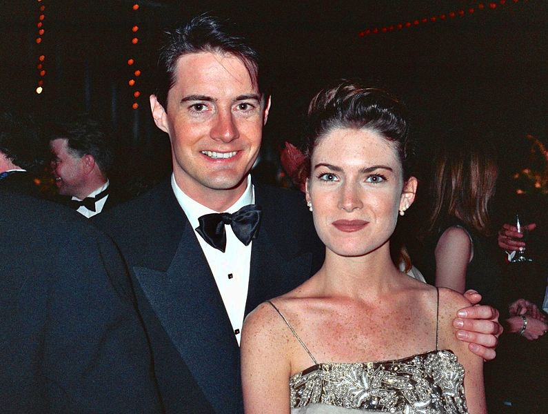 Kyle MacLachlan and Lara Flynn Boyle at the 42nd Emmy Awards - Governor's Ball on September 1990. | Source: Wikimedia Commons