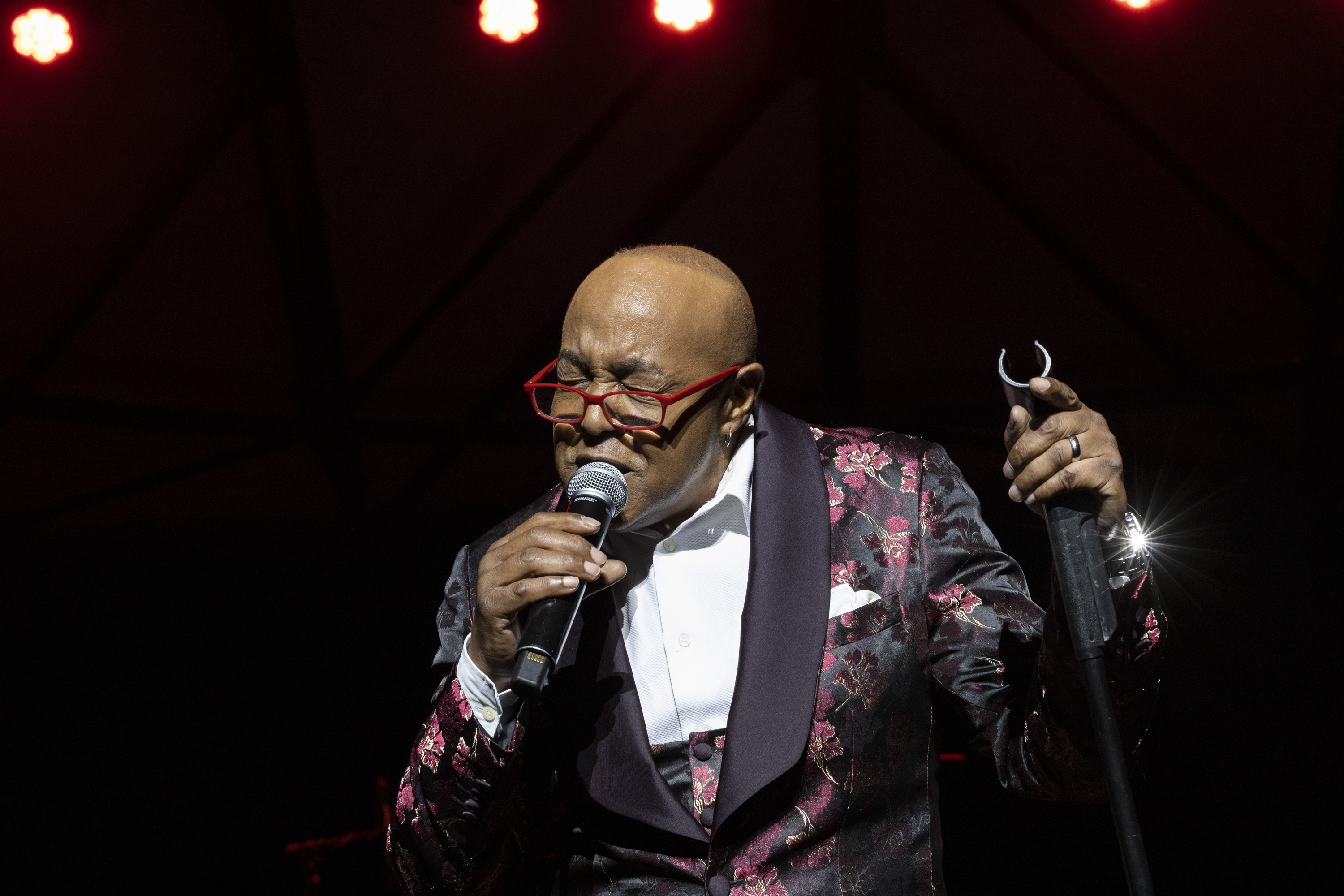 Peabo Bryson performs at the Aretha Franklin Amphitheatre in Detroit, Michigan, on August 18, 2021 | Source: Getty Images