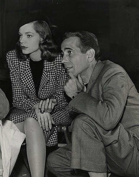Lauren Bacall and Humphrey Bogart on set of "The Big Sleep." | Source: Wikimedia Commons