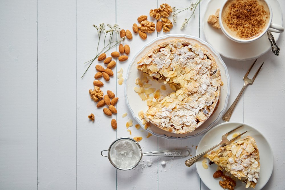 A delicious cake tart with almond flakes served on wooden table. | Photo: Shutterstock.