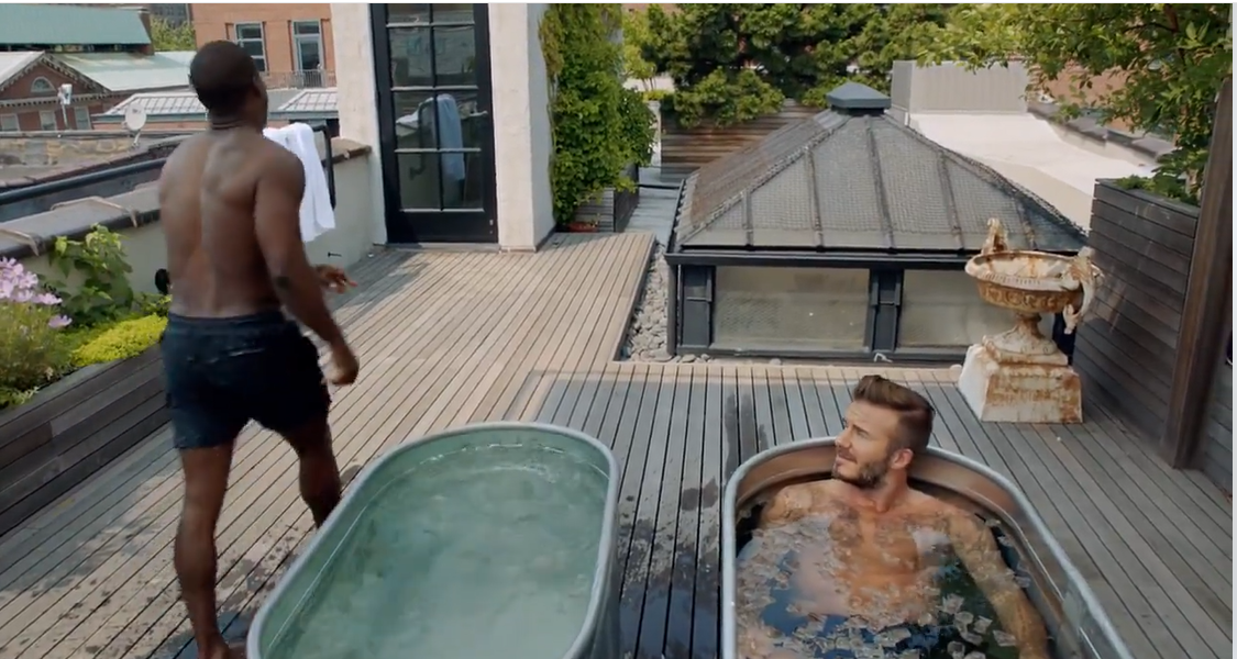 Kevin Hart and David Beckham shooting an H&M advert in Anderson Cooper's West Village home, from a video dated September 28, 2015 | Source: Facebook/Kevin Hart