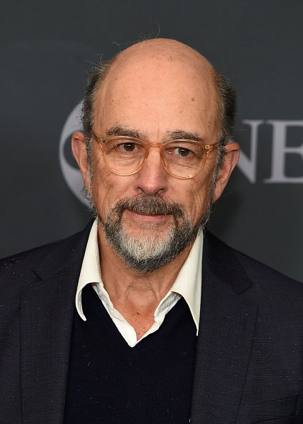 Richard Schiff assiste à l'ABC Walt Disney Television Upfront le 14 mai 2019 à New York. | Photo : Getty Images Richard Schiff assiste à l'ABC Walt Disney Television Upfront le 14 mai 2019 à New York. | Photo : Getty Images