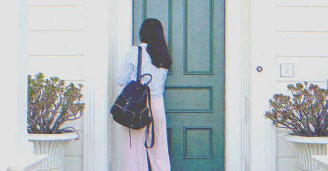 Una mujer joven toca la puerta de una casa. | Foto: Shutterstock