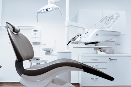 Bild eines Behandlungszimmers beim Zahnarzt | Quelle: Shutterstock