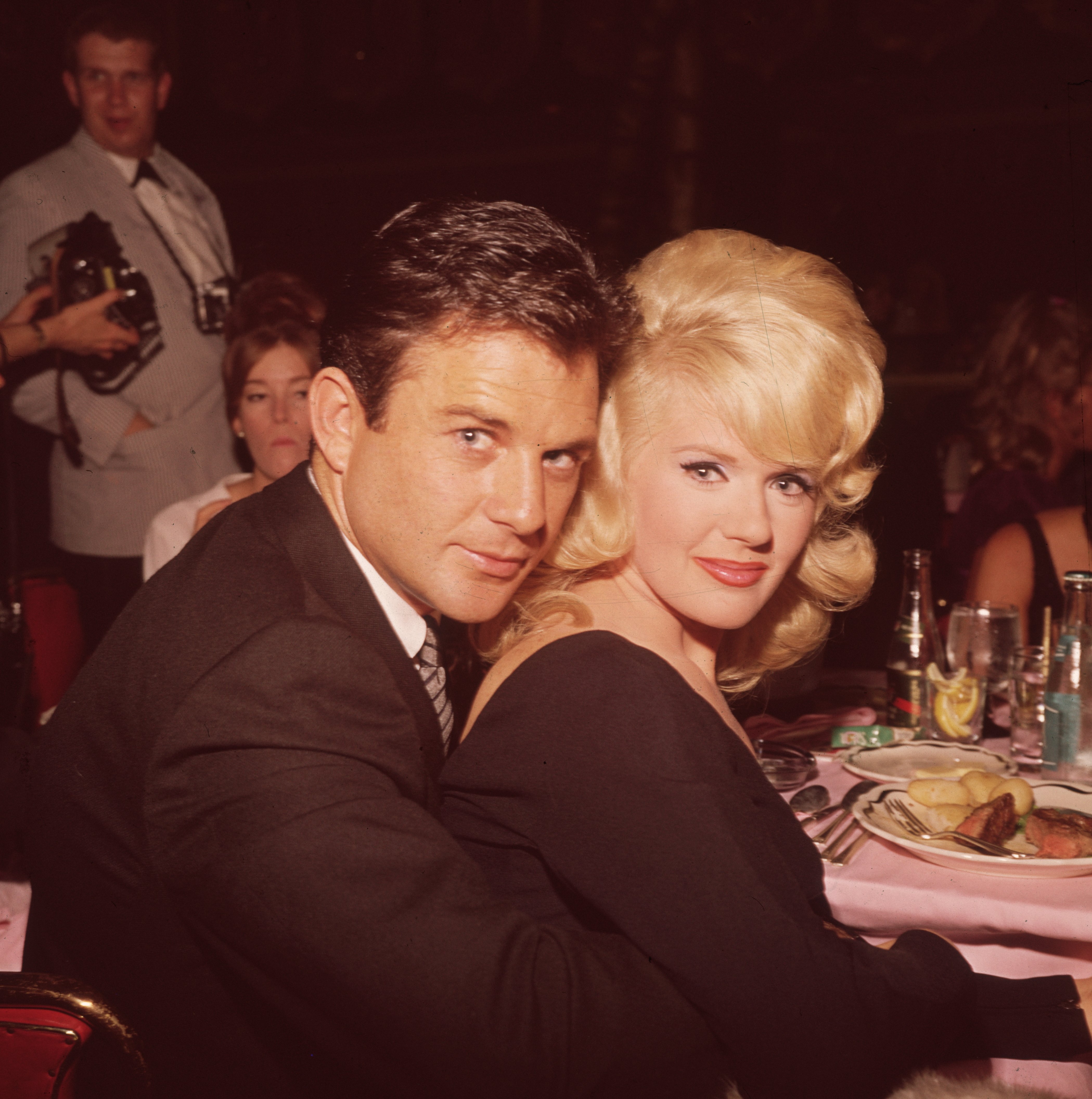 James Stacy and Connie Stevens in 1964. | Photo: Getty Images