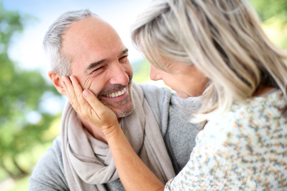 Un couple de personnes âgées heureuses. l Source : Shutterstock