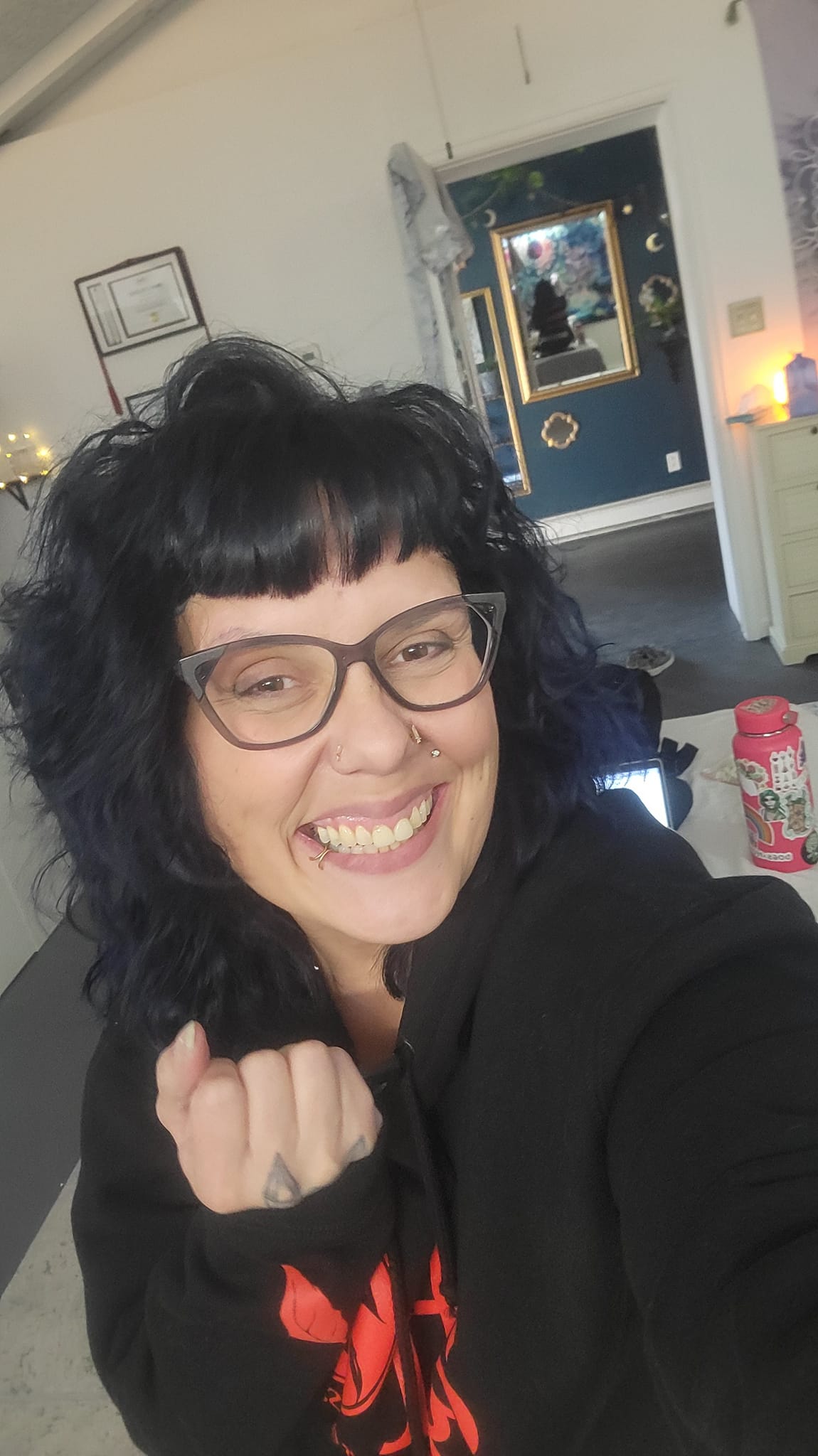 Theresa McIntosh taking a selfie, from a post dated November 13, 2023 | Source: Facebook/Theresa Leela