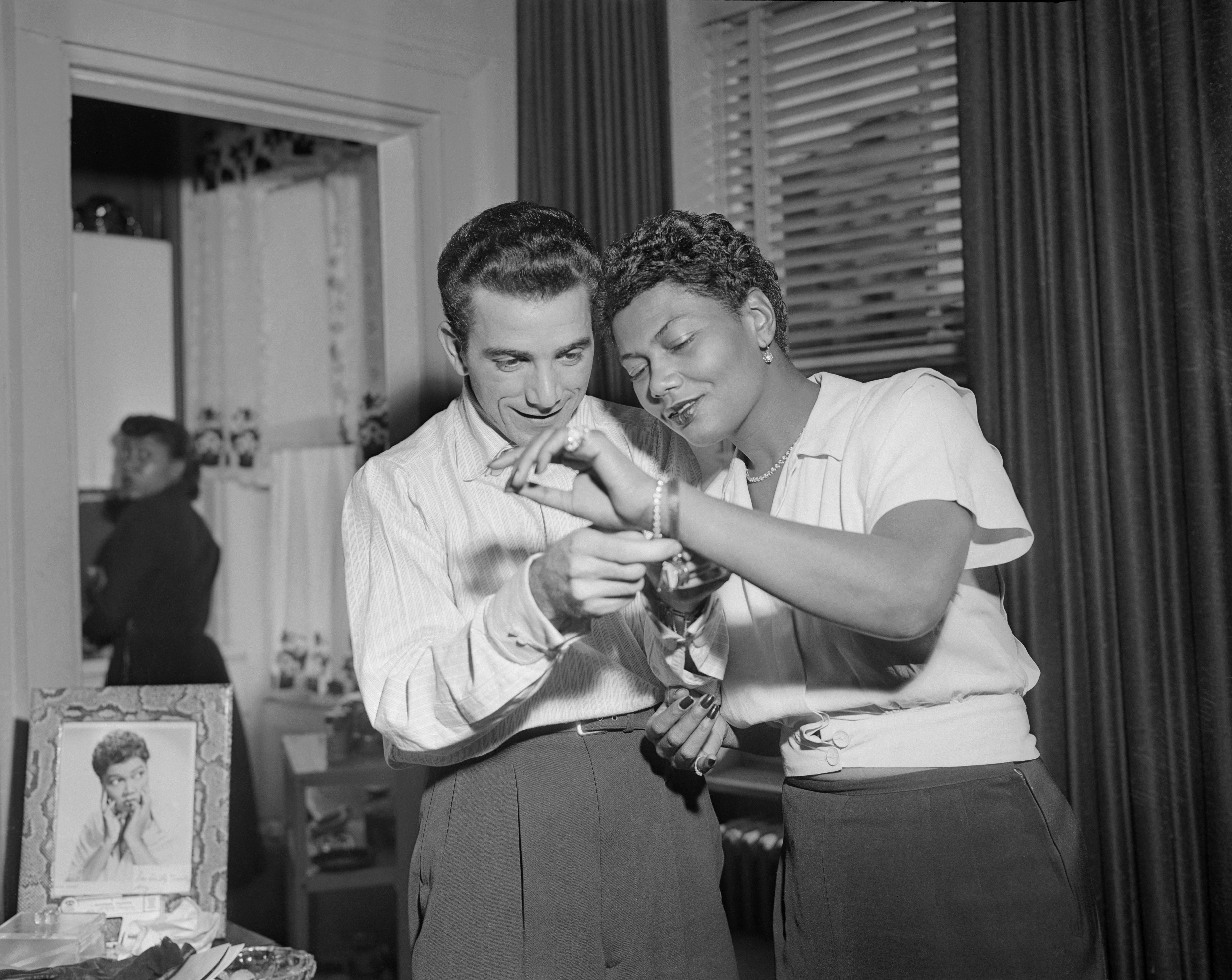 Pearl Bailey and Louie Bellson Jr. pictured at their home in London, November 29, 1952 | Photo: Getty Images