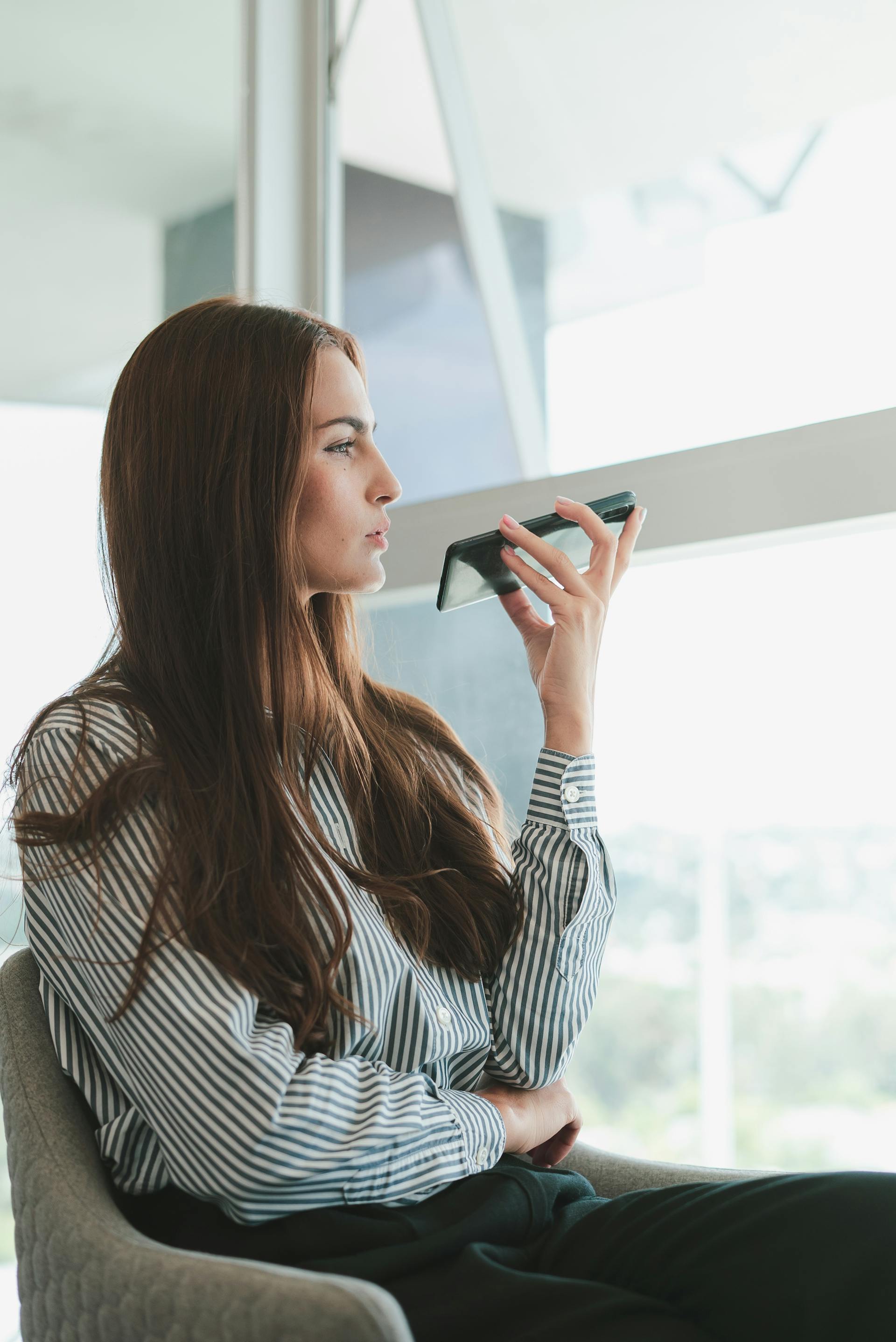 A woman talking on the phone | Source: Pexels