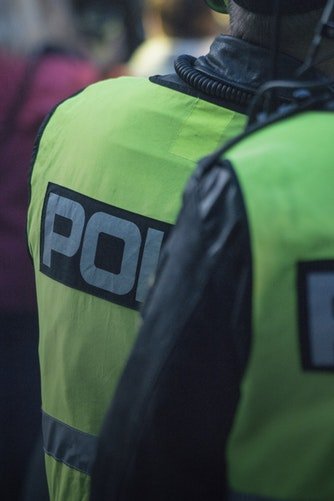 Deux policier en tenue | Photo / Unsplash