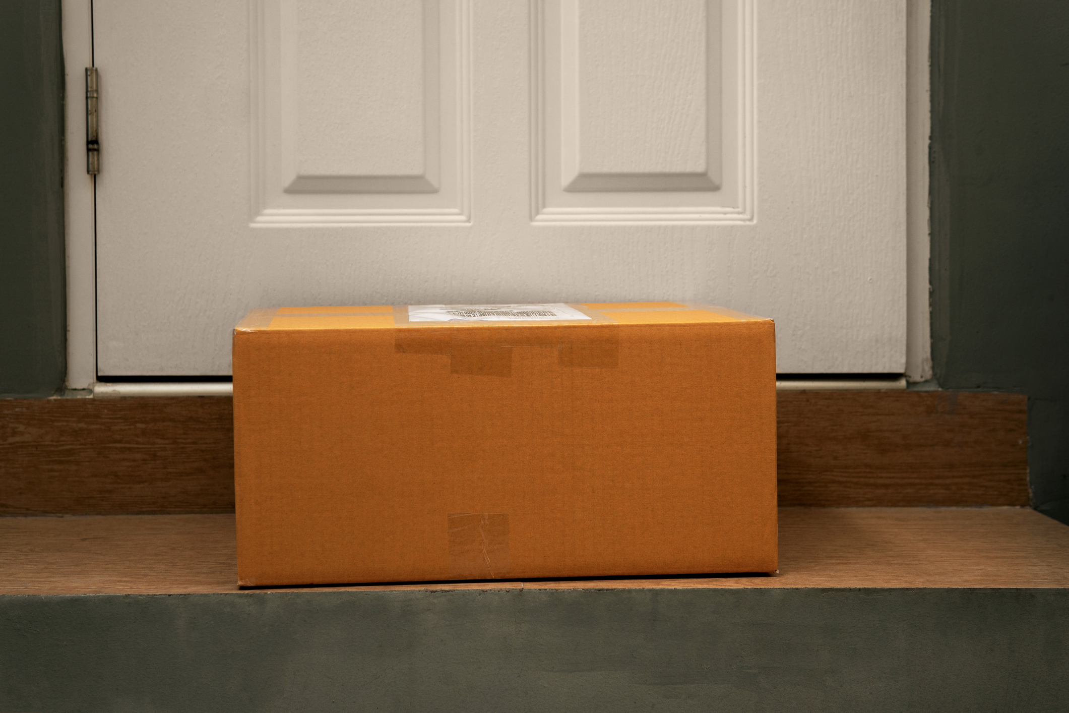A cardboard box lying outside the front door | Source: Getty Images