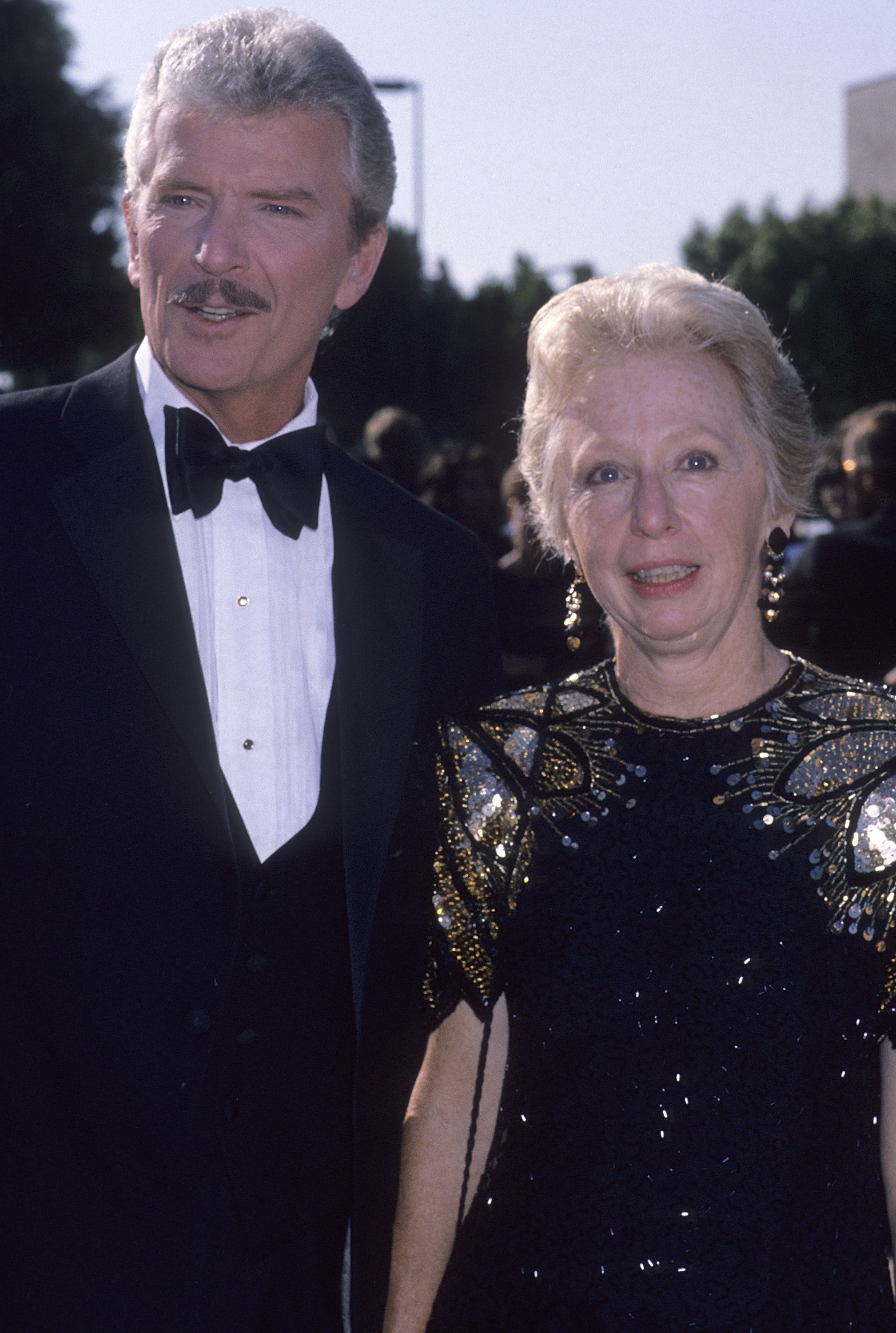 Robert Reed and his close friend Anne Haney at the 41st Annual Primetime Emmy Awards in California, 1989 | Source: Getty Images
