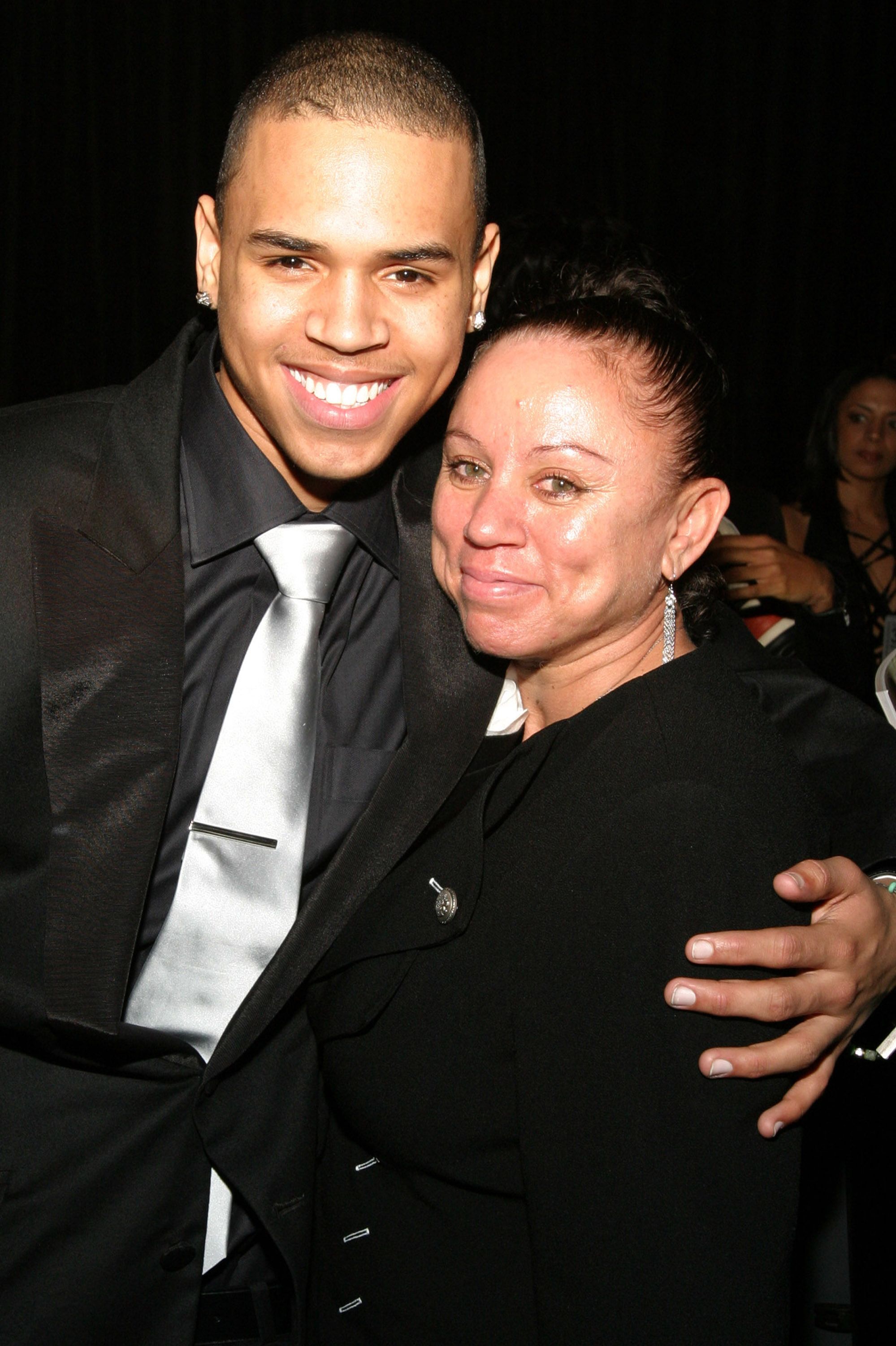Chris Brown con su mamá en 2005. │Foto: Getty Images