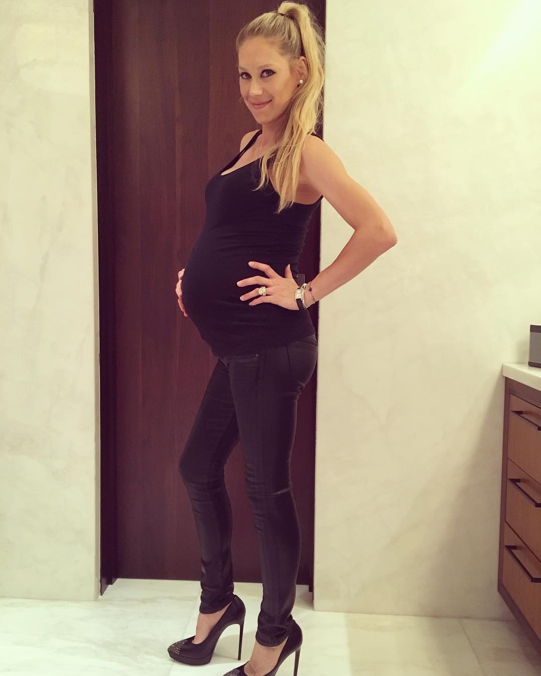 Anna Kournikova showing her pregnant belly, from a post dated May 3, 2018 | Source: Instagram/annakournikova
