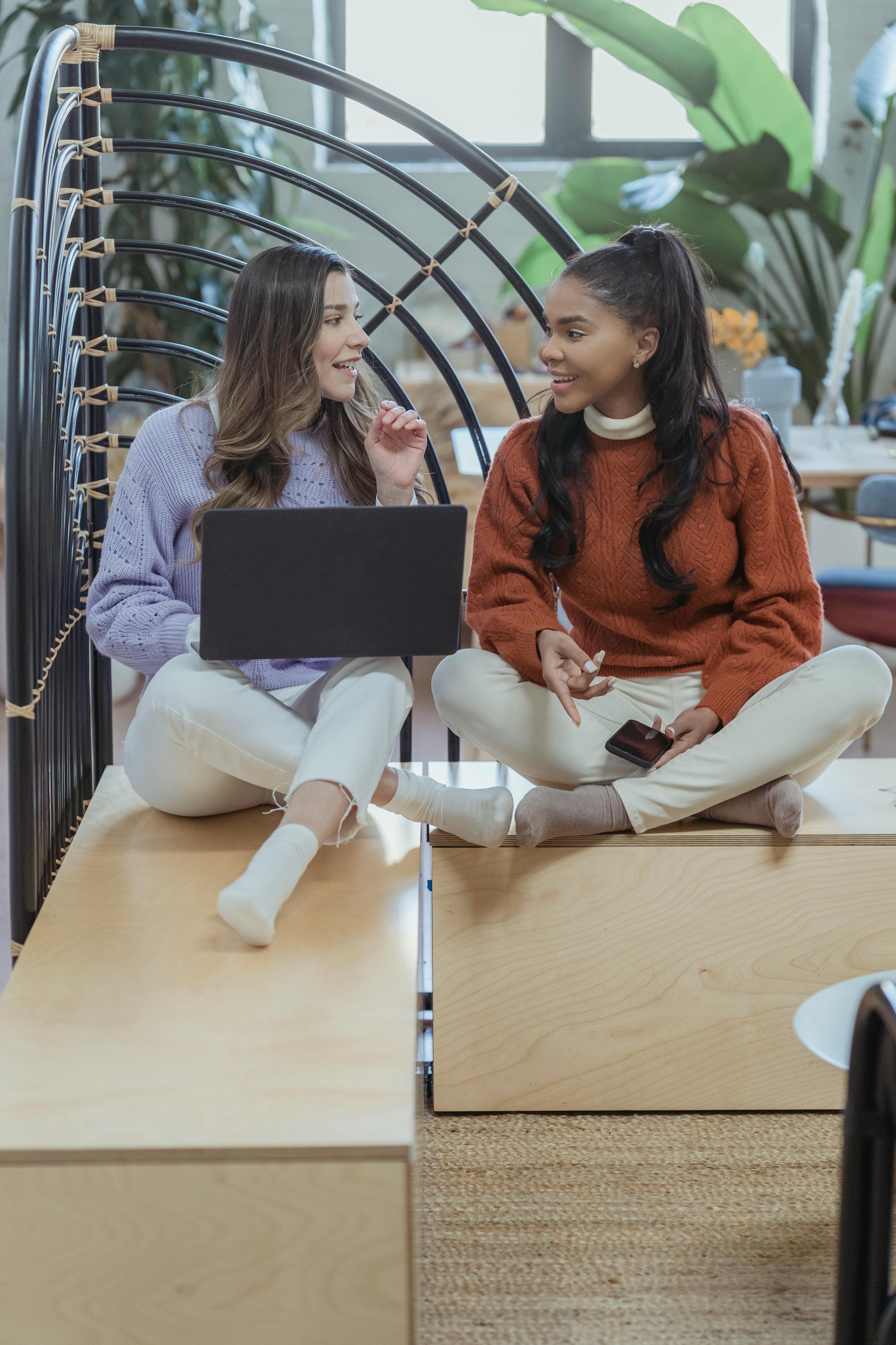 Friends bonding | Source: Pexels
