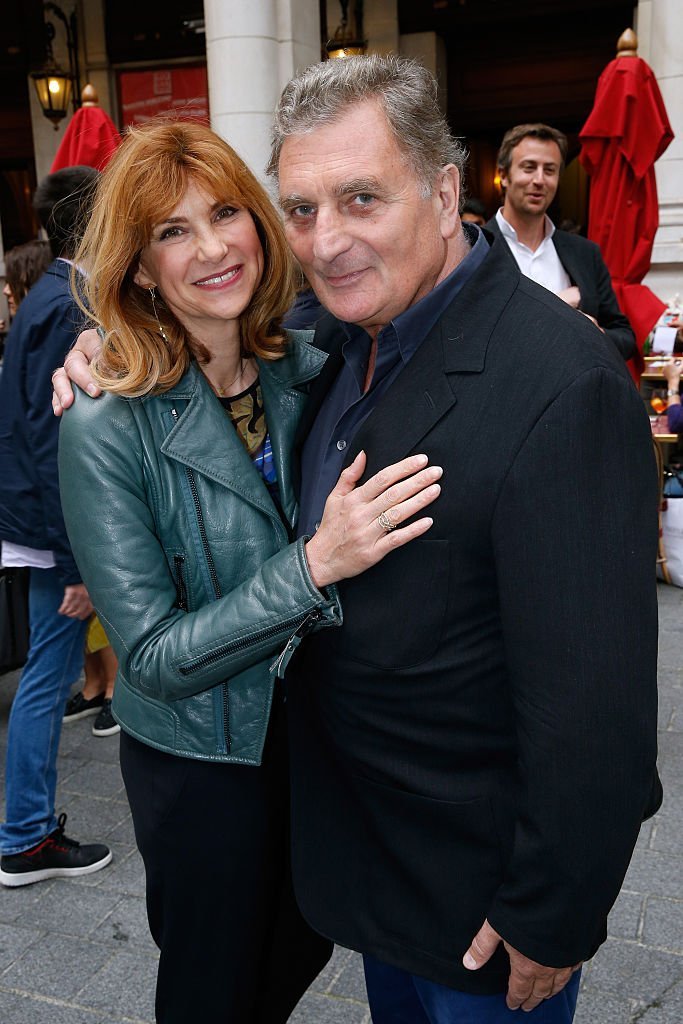L'actrice Florence Pernel et son mari Patrick Rotman assistent au théâtre "Du vent dans les branches de Sassafras" en direct sur France 2 TV Chanel. | Sources : Getty Images