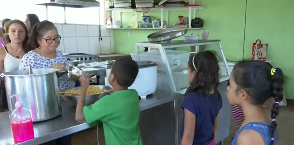 Parte de los niños buscando sus alimentos. | Foto: Youtube/Primer Impacto