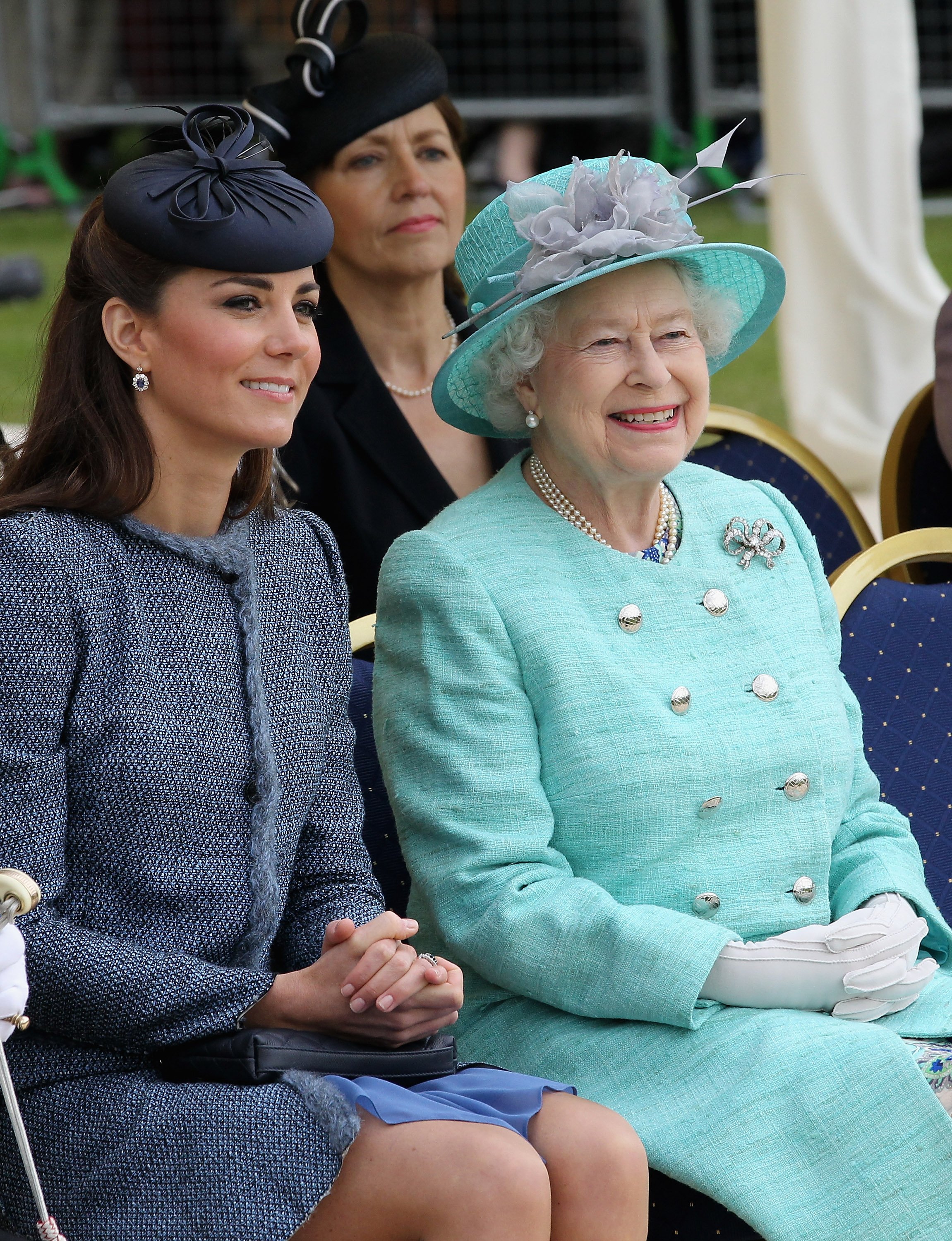 Catherine, Herzogin von Cambridge, und Königin Elizabeth II. lächeln, als sie Vernon Park während eines Diamond Jubilee-Besuchs in Nottingham am 13. Juni 2012 in Nottingham, England, besuchen | Quelle: Getty Images