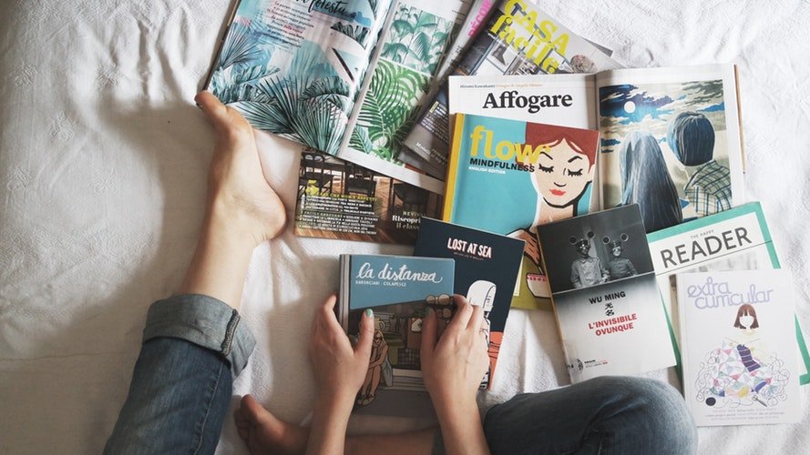 Quelqu'un qui lit un magazine | Photo : Unsplash